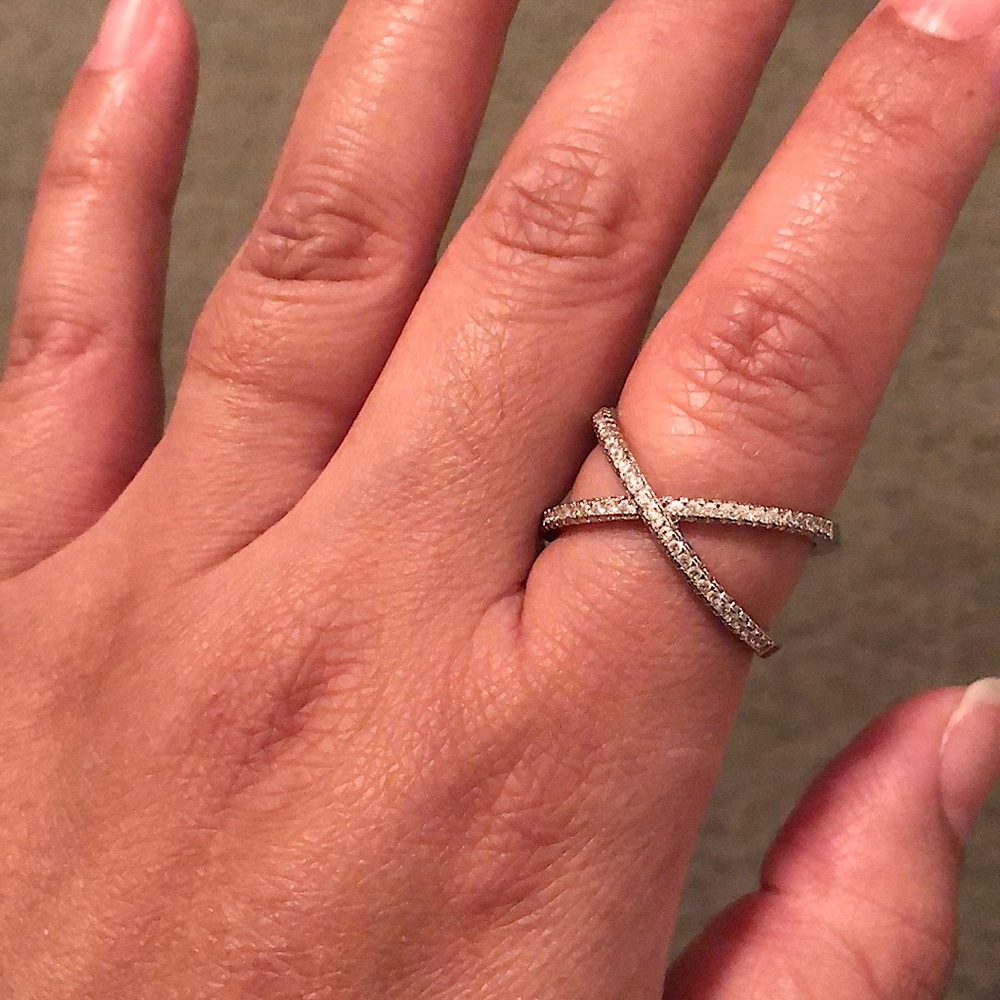 Criss cross fashion ring
